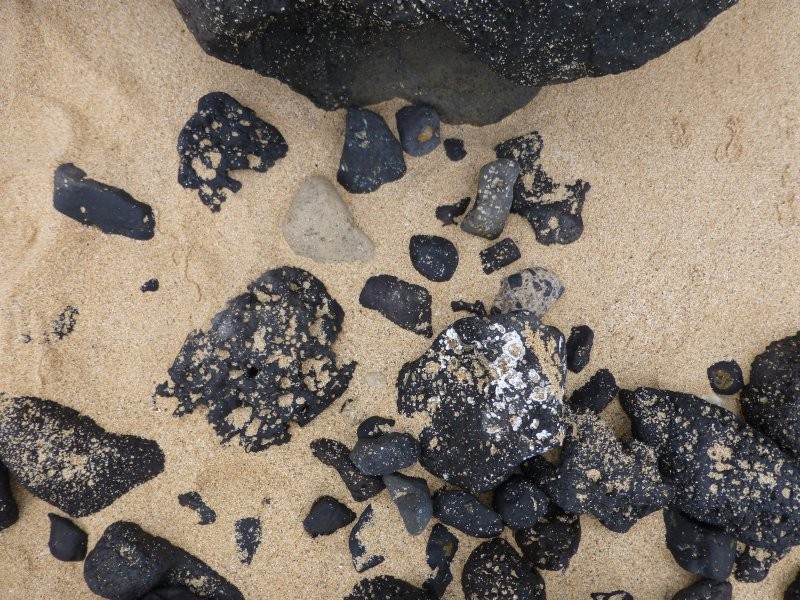 steve-herschbach-2014-hawaii-basalt-cobbles-in-sand.jpg